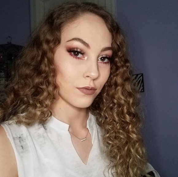 Meet your Posher, Dani! - Picture 2 of 6